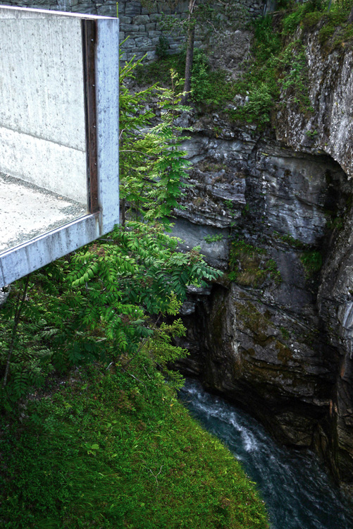 景区悬挑在悬崖上的桥-13