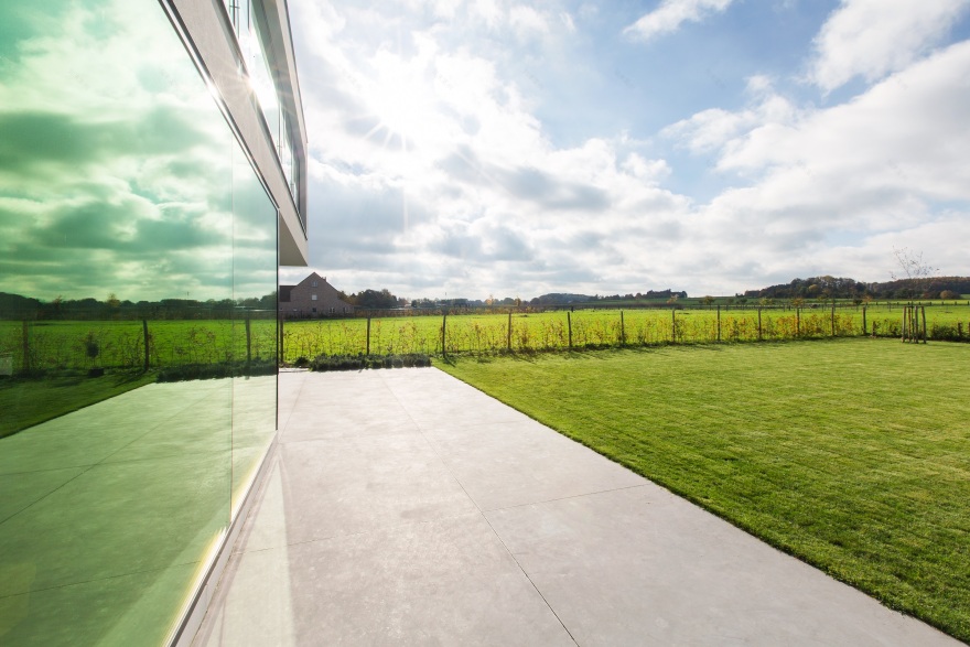 比利时比耶贝克新家庭住宅,简约生活与自然美景的融合-17