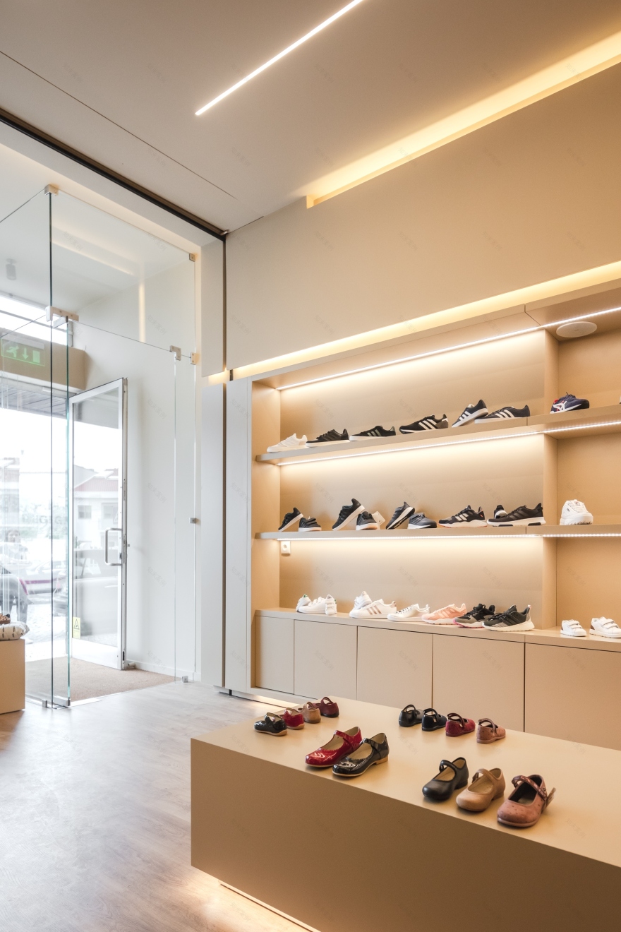 葡萄牙 Vila Conde 鞋店 | 简约设计展现空间魅力-22