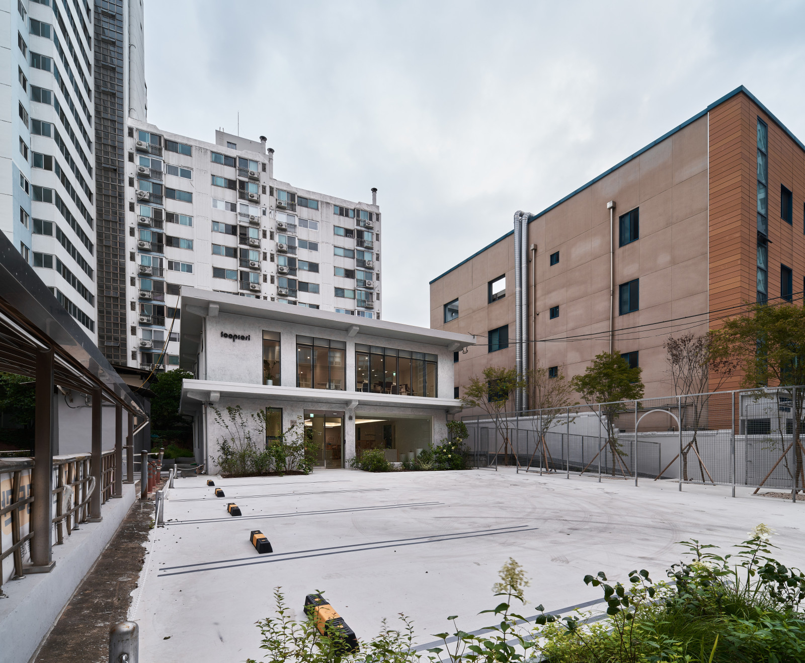 白色与木纹，高品质儿童家具设计-17