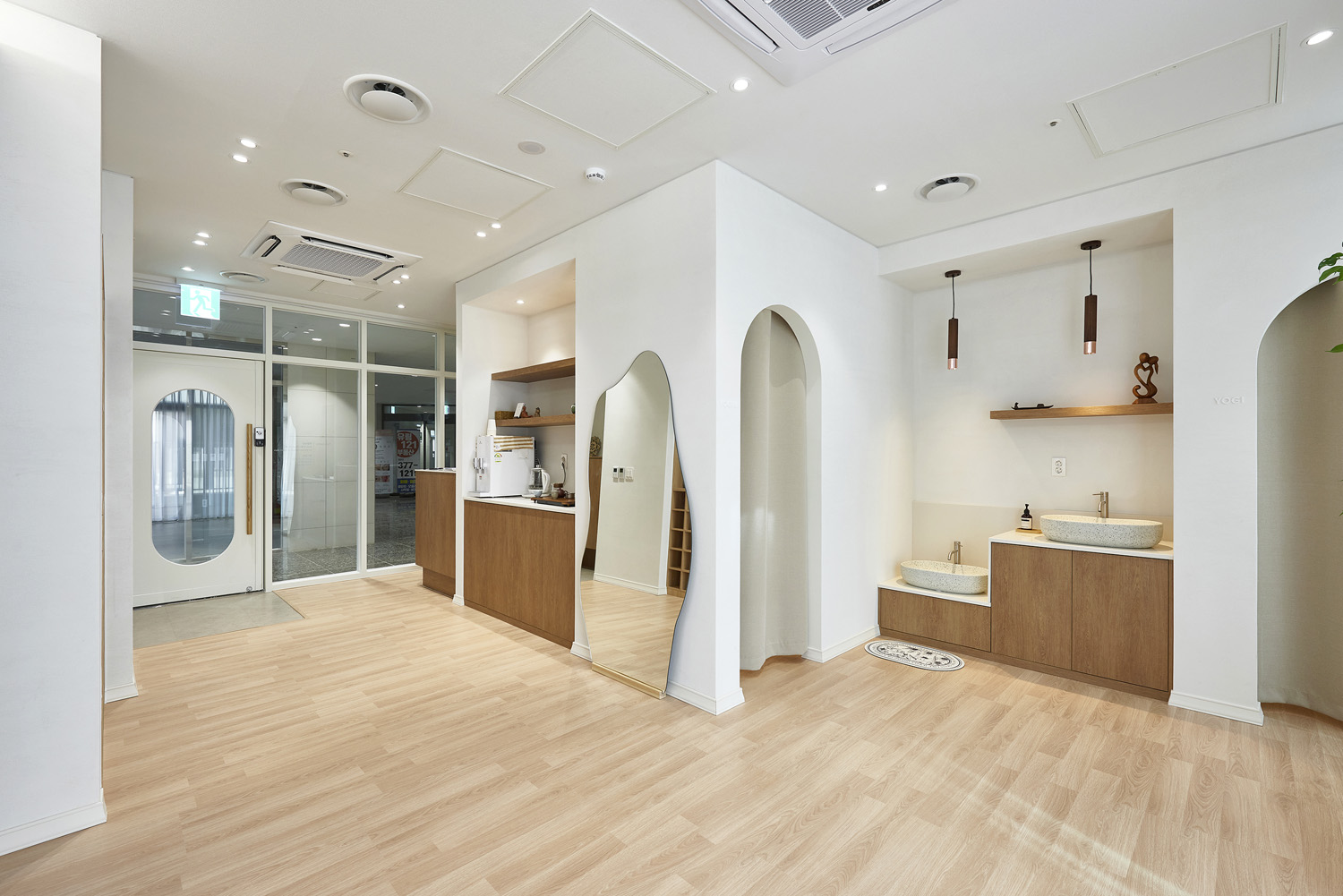 白色与木质，打造宁静的 34 平米瑜伽空间-5