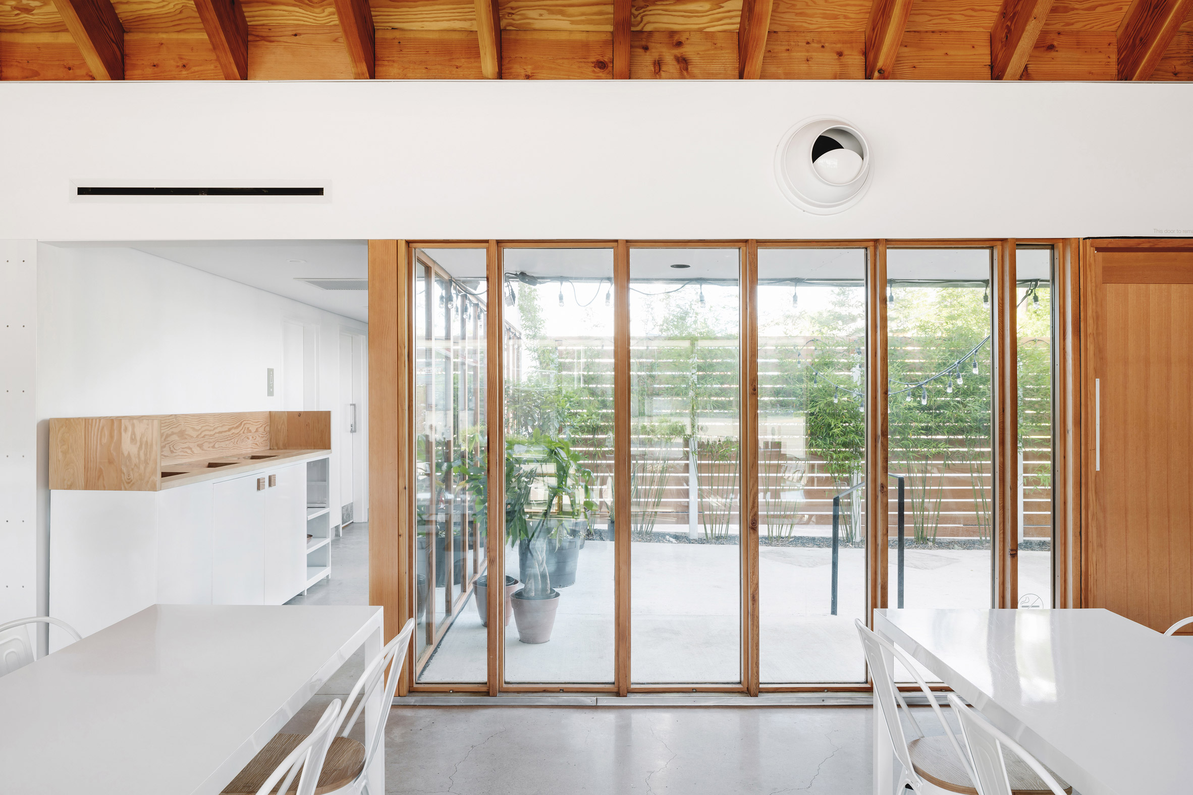 简约白金属打造越南餐厅设计亮点-9