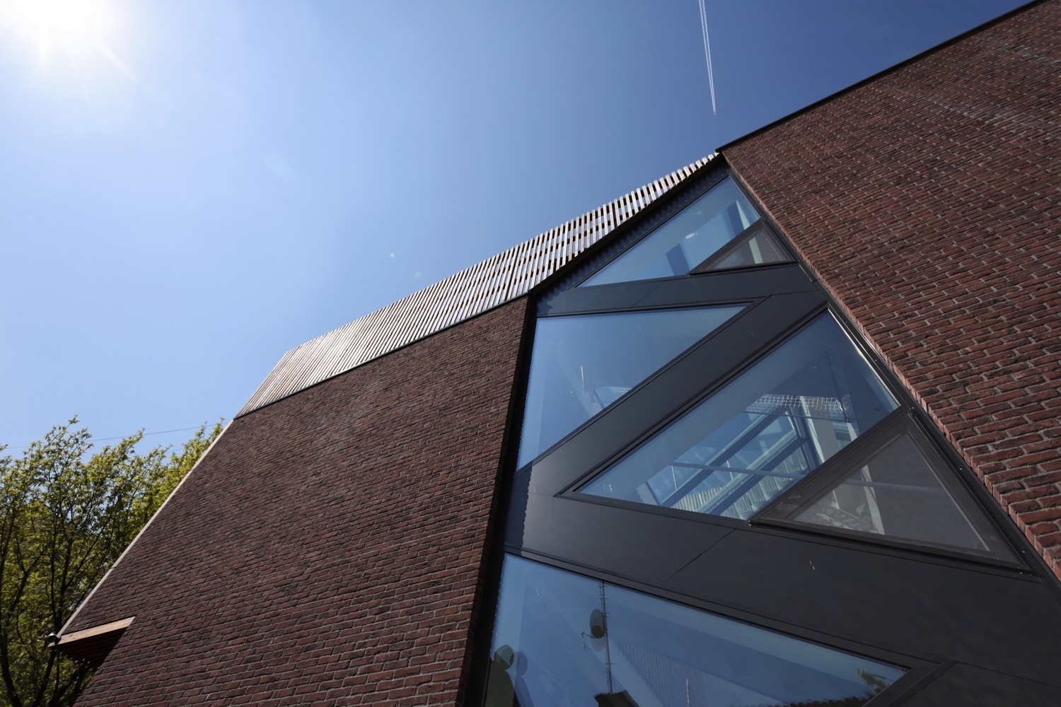 罗马尼亚四口之家垂直住宅，自然材料与光影共舞-77