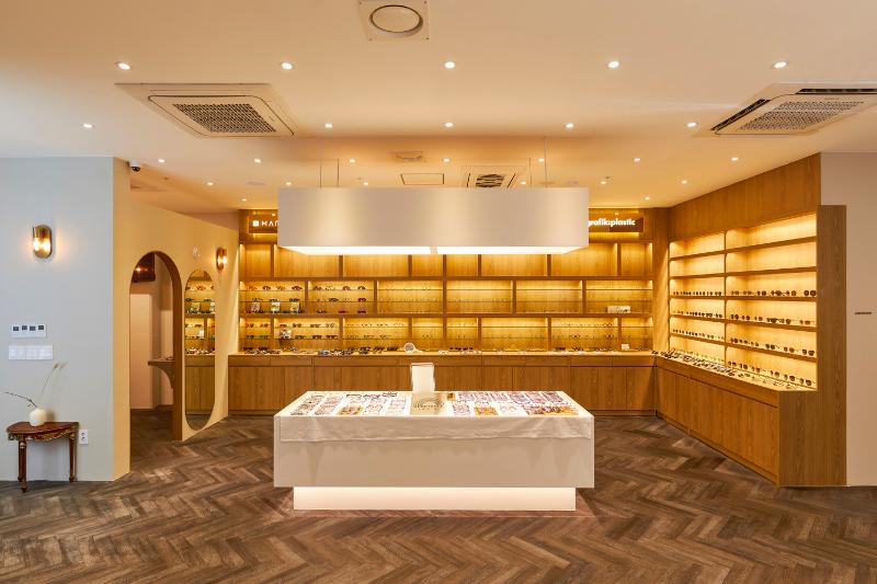 照明点亮 27 平米眼镜店空间-8