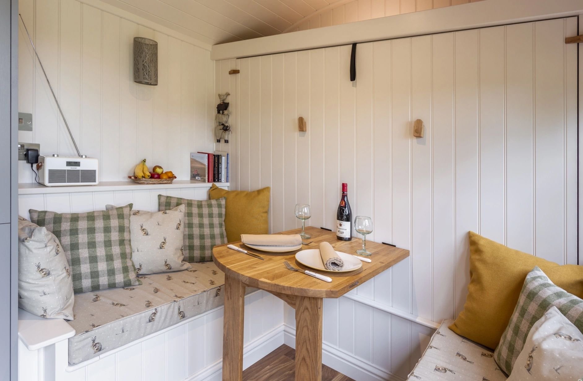 类似小火车车厢的迷你小屋丨英国-19