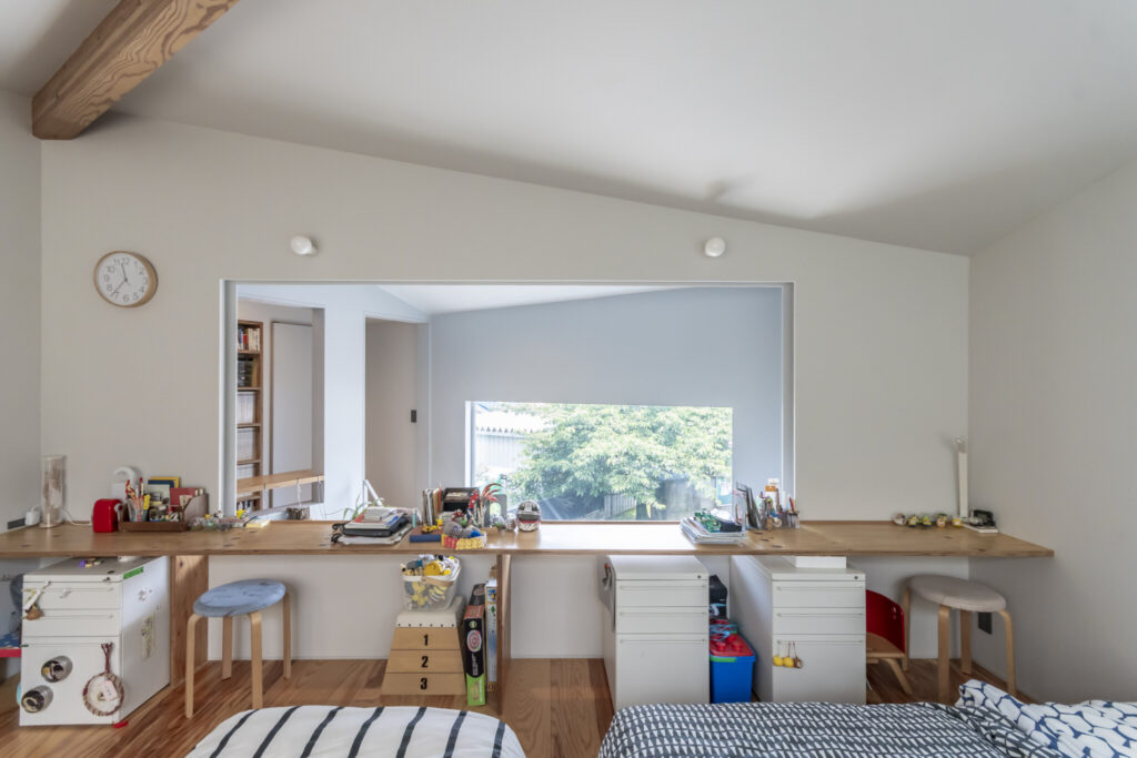 多くの緑とともに暮らす飽きの来ない家　ゆるやかにつながる空間と大きな開口でのびのびと暮らす | Architecture | 100%LiFE-7