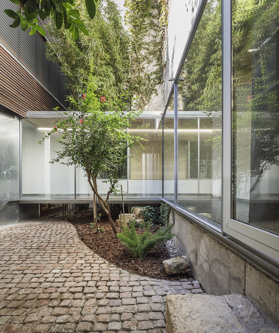 西班牙 Córdoba 街区内院办公室 · 光与影的游戏-21