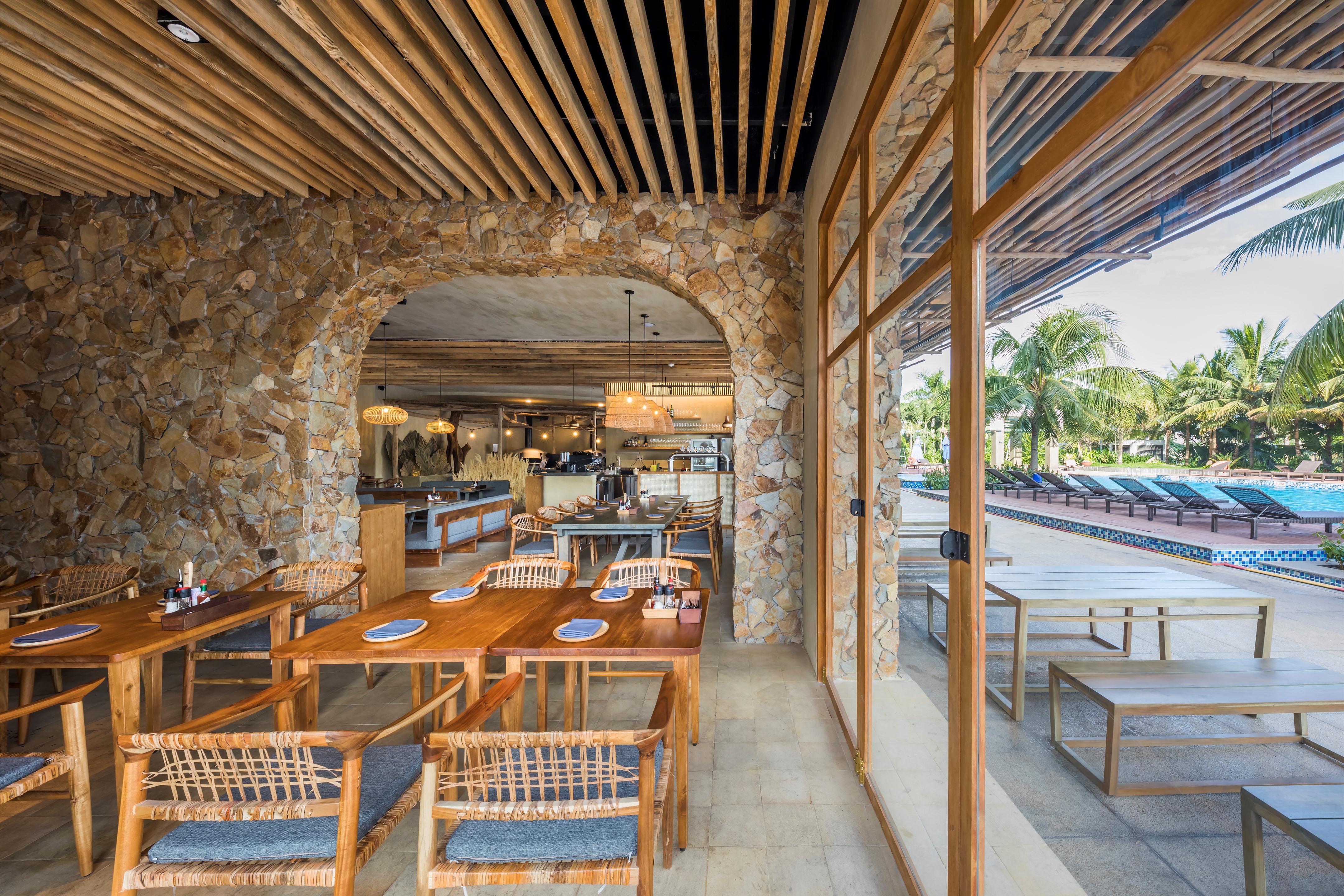 越南"Pizza 4P's"餐厅设计 · 海边别墅中的自然优雅-43