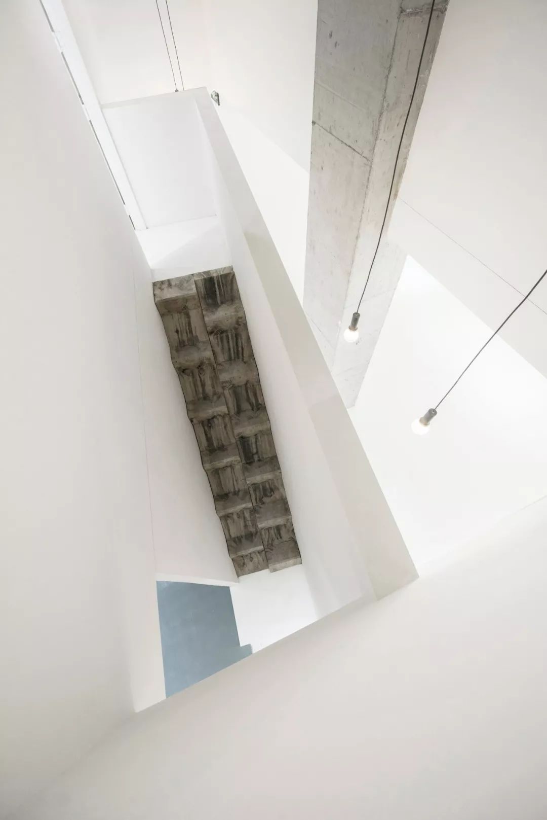 135m²怪异阁楼,创意爆改为艺术画廊式舒适三层!-111