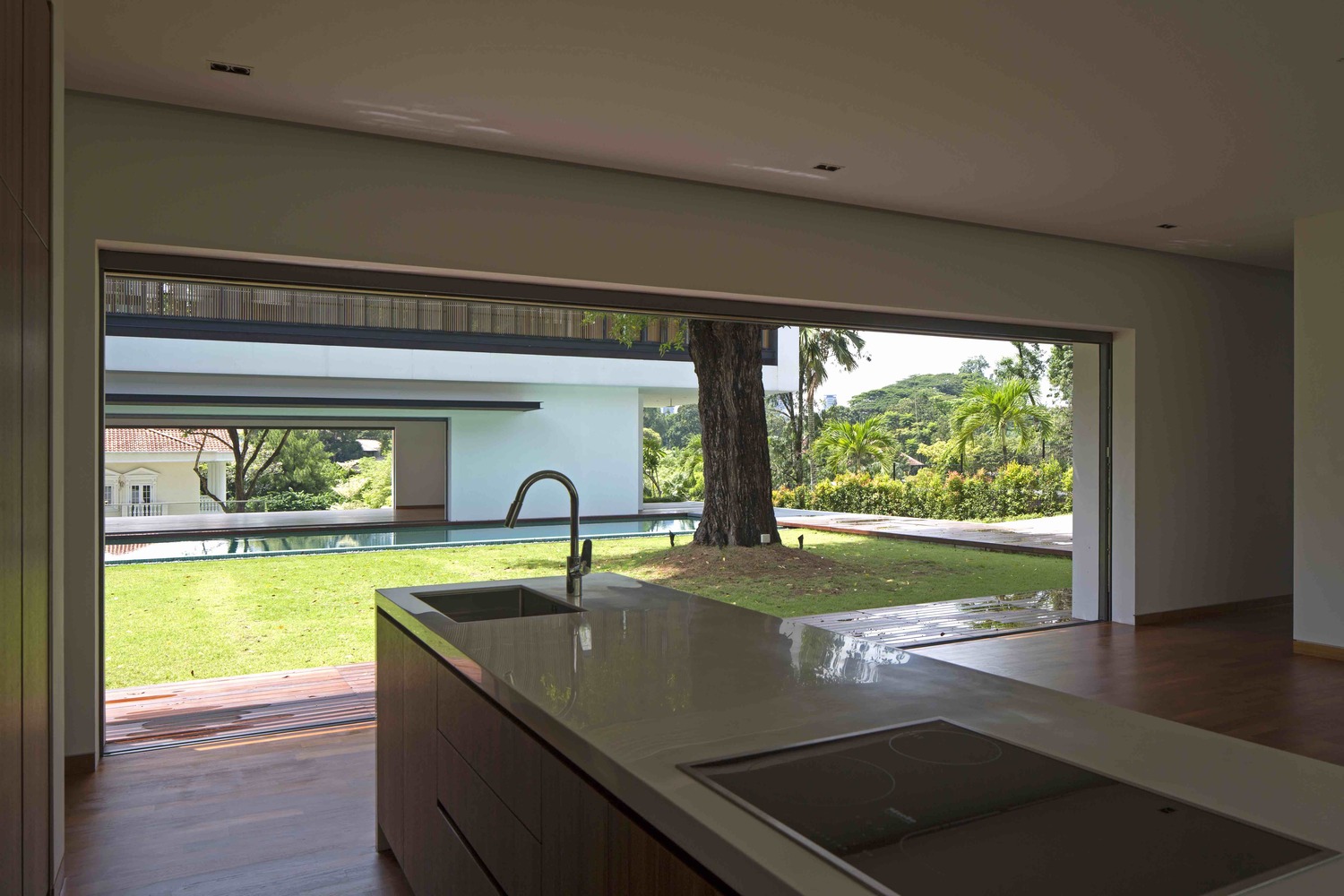 透视屋 · 新加坡绿色走廊中的白墙绿意-40