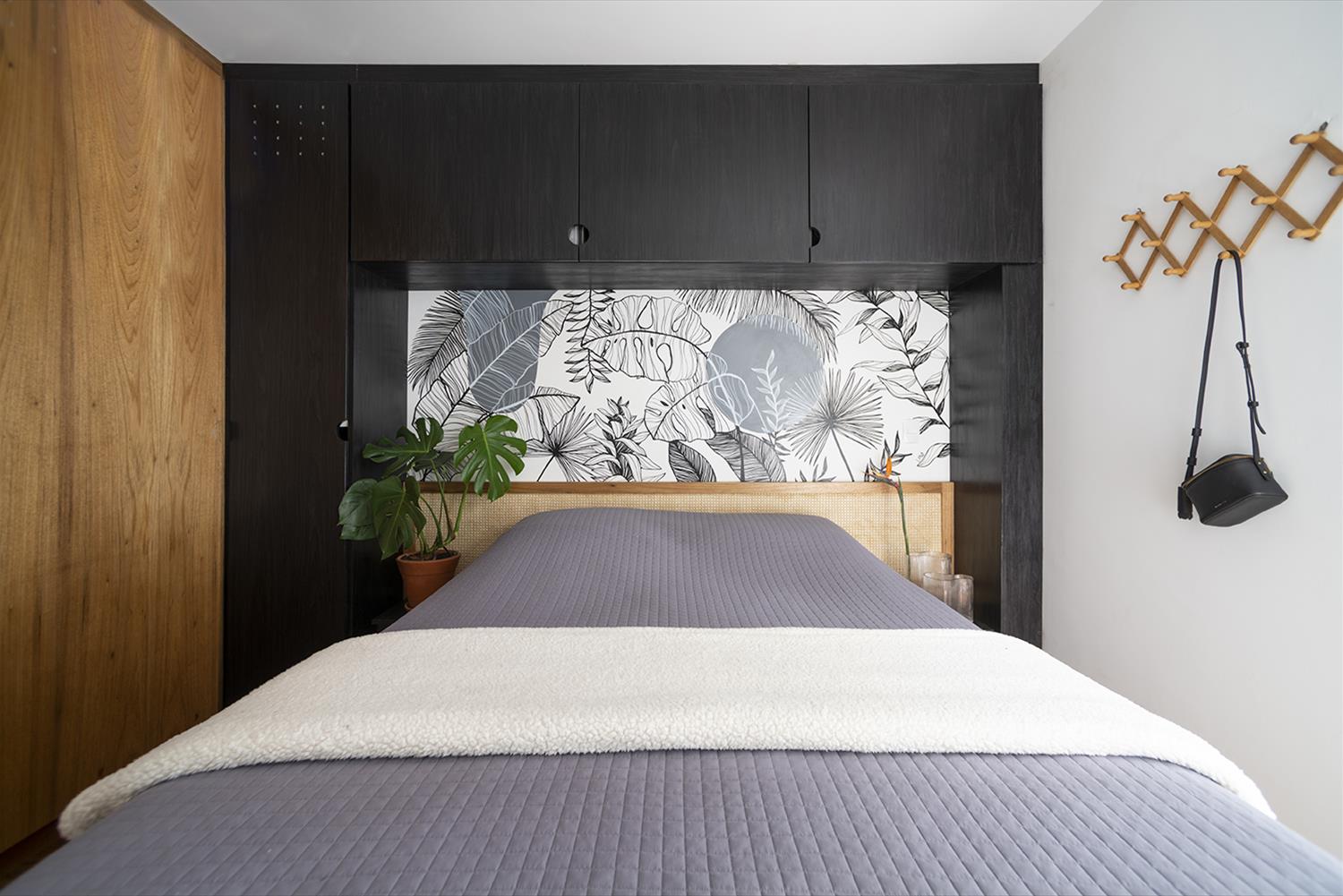 复古公寓翻新 | 多功能设计与自然元素的完美结合-14