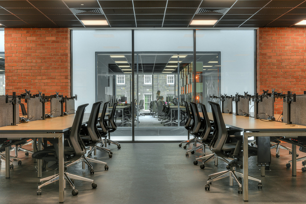 苏格兰爱丁堡 Trip.com 办公室 - 工业风与生物多样性的完美结合-11