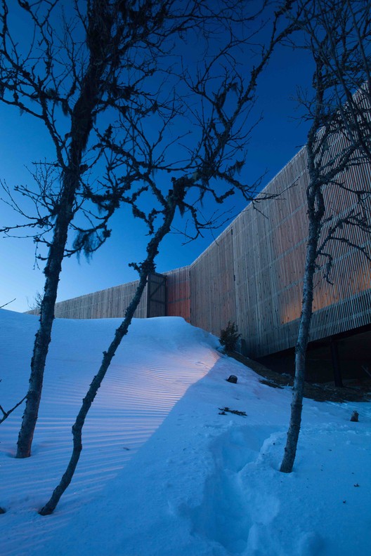 挪威 Kvitfjell 滑雪场上的“冬季景观中的夏季小屋”-26