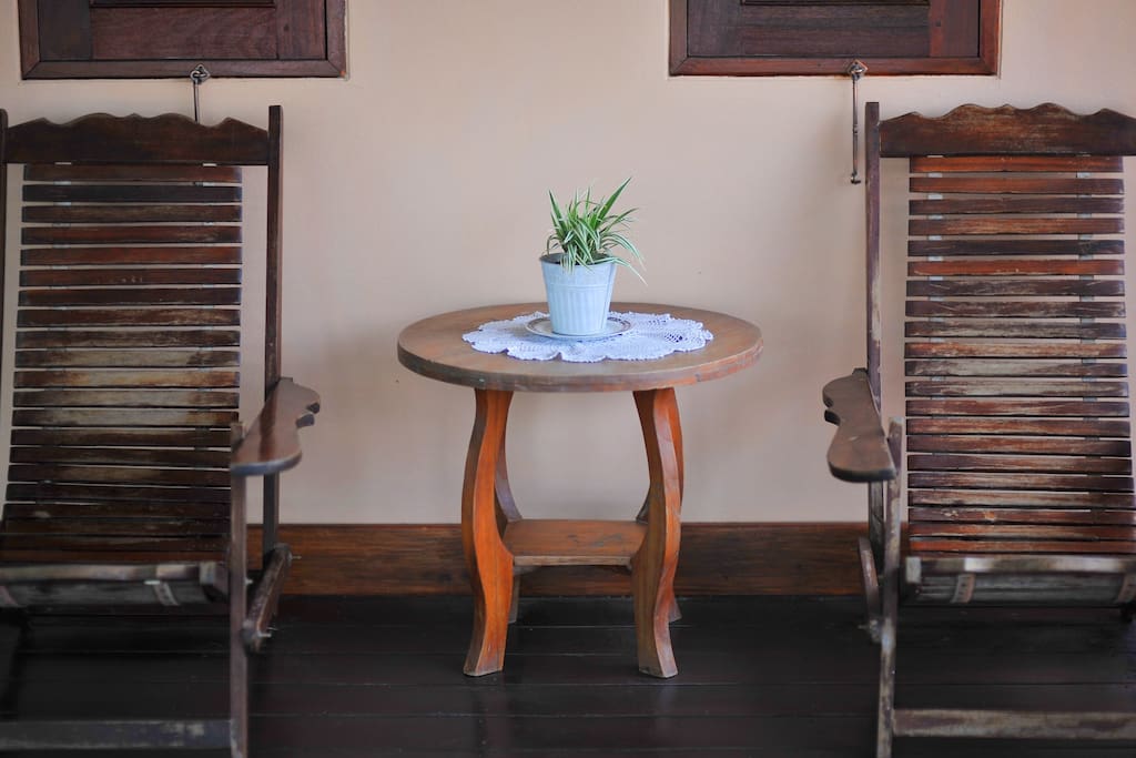 单层抬高地台带中央鱼池的现代风格住宅-12