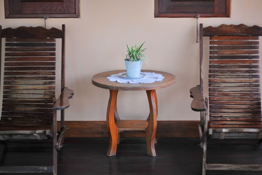 单层抬高地台带中央鱼池的现代风格住宅-12