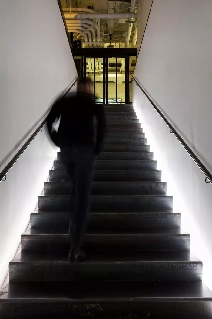 纽约历史建筑中的现代沙龙式办公室-18