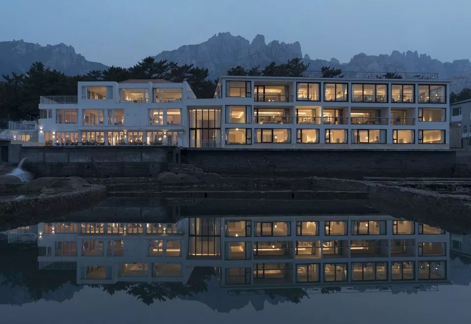 民宿设计，不论是重建或扩建、运用设计的加法或减法、还是采用在地材料，不仅能使荒废破旧的乡下老宅焕然一新，也能重塑一方水土。-42