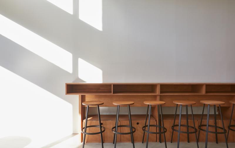 22 平米高级核桃色调店面设计，尽显奢华与温馨-8