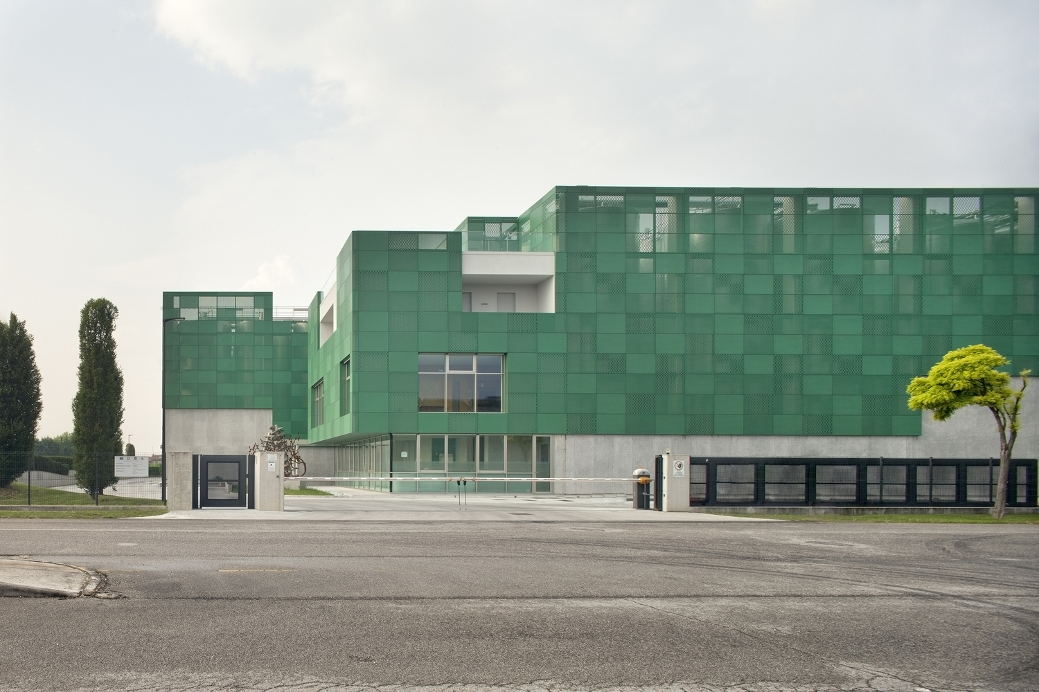 绿色铝板打造的意大利酒庄扩建项目-9