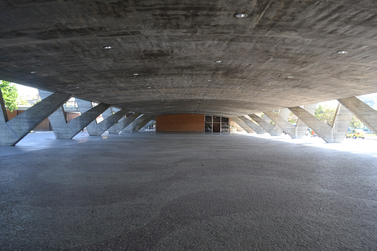 巴西里約熱內盧現代藝術博物館：建築大師 Affonso Eduardo Reidy 採V形柱列、懸吊樓板，打造現代主義建築經典 | FAM-45