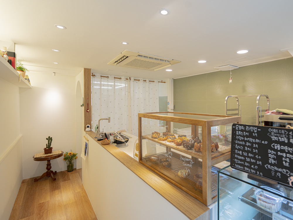 白色与原木的温馨小空间-8