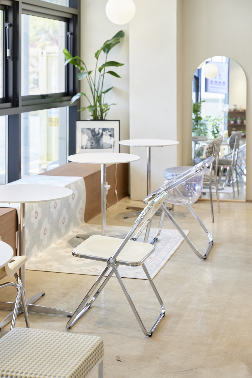 "50 平米白色木质甜品咖啡厅设计"-19