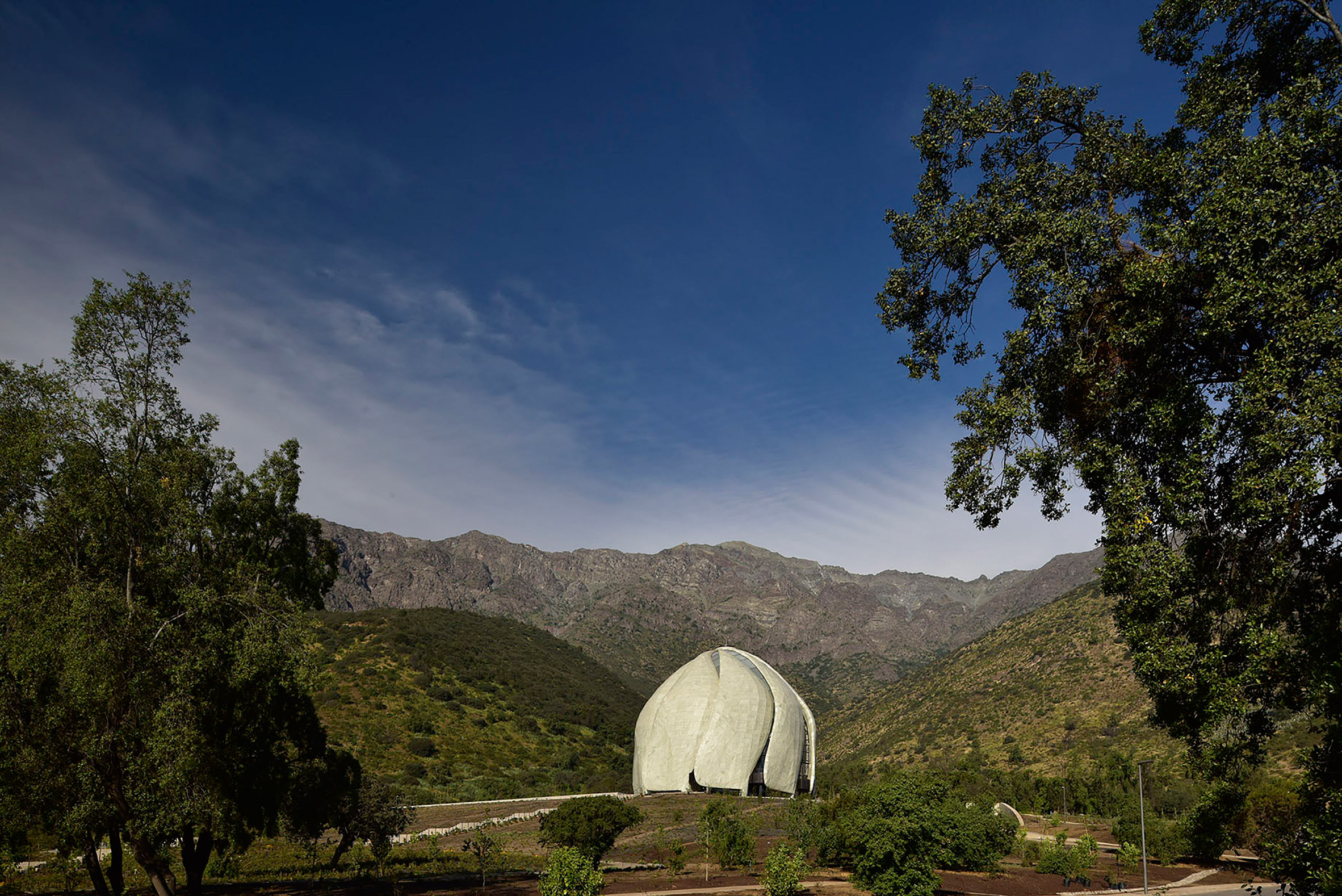 Bahá’í temple in Chile by Hariri Pontarini features torqued wings made of steel and glass-3