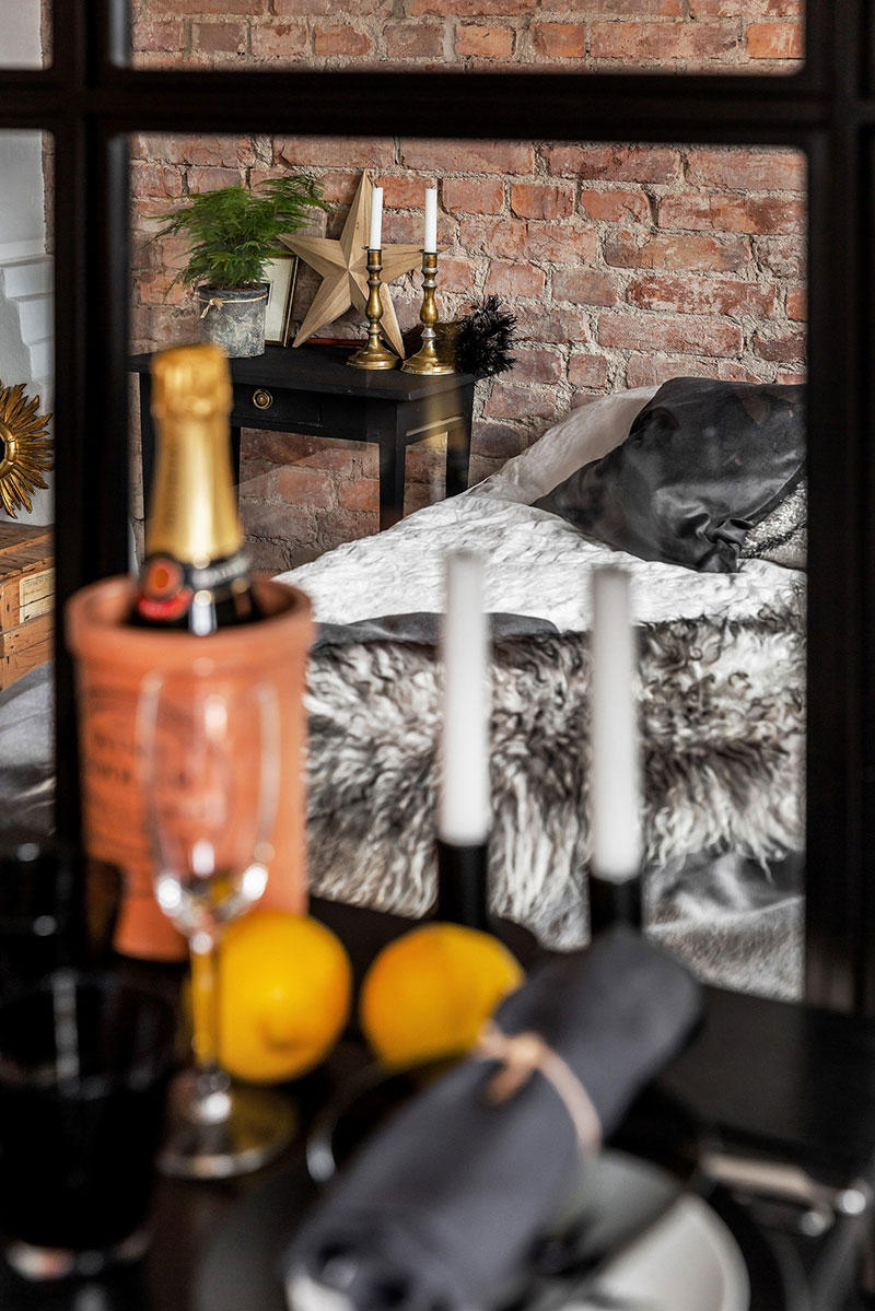 瑞典 35 平米砖墙阁楼公寓，原木梁与玻璃 partition 打造别致空间-17