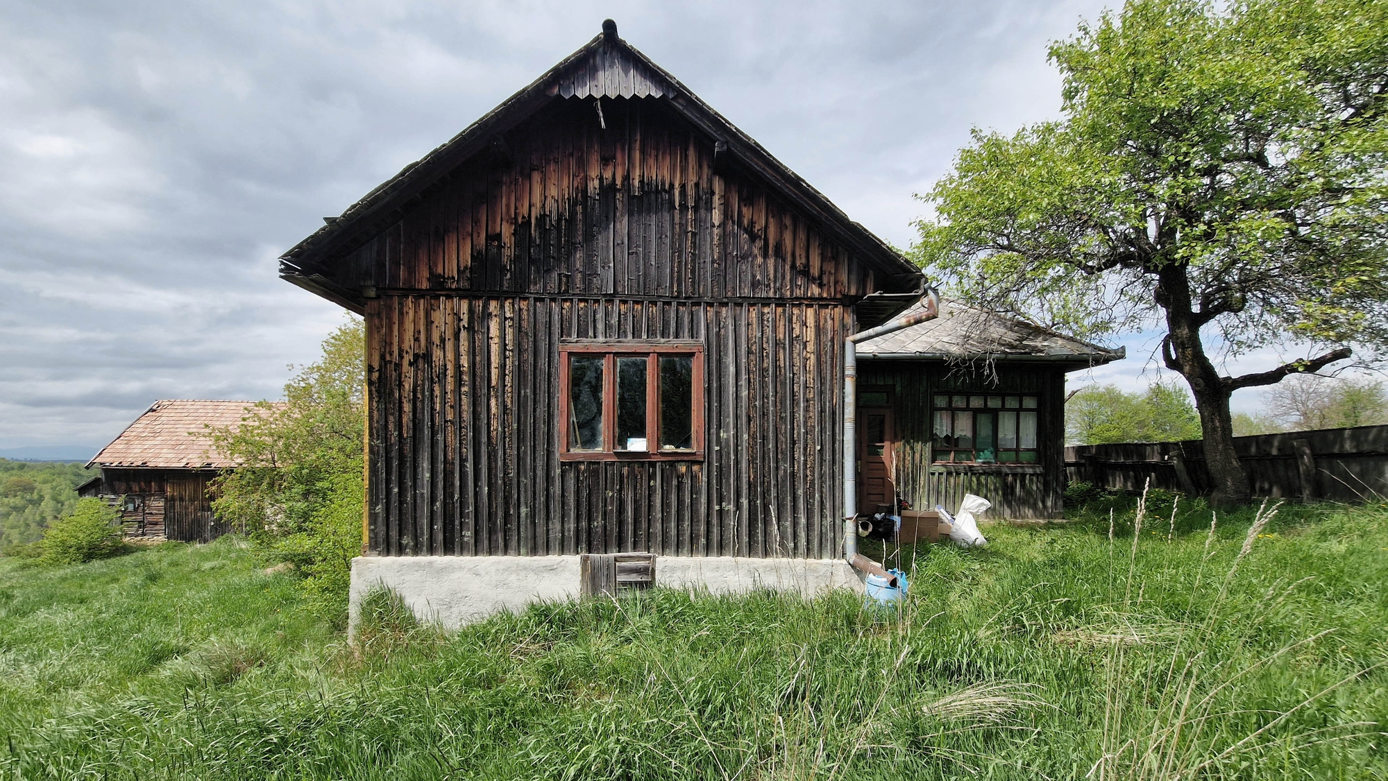 Recovery of a Country House and Barn / Vlad Sebastian Rusu and Studio 82-37