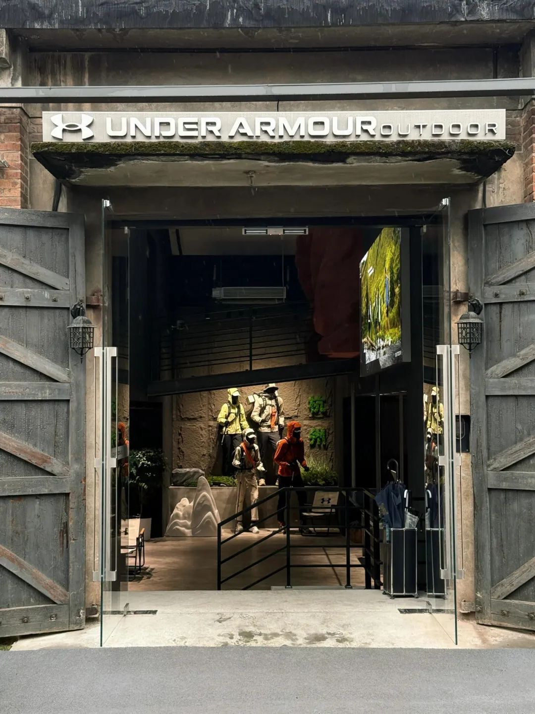 安德玛 首家户外会员店，工业未来风-6