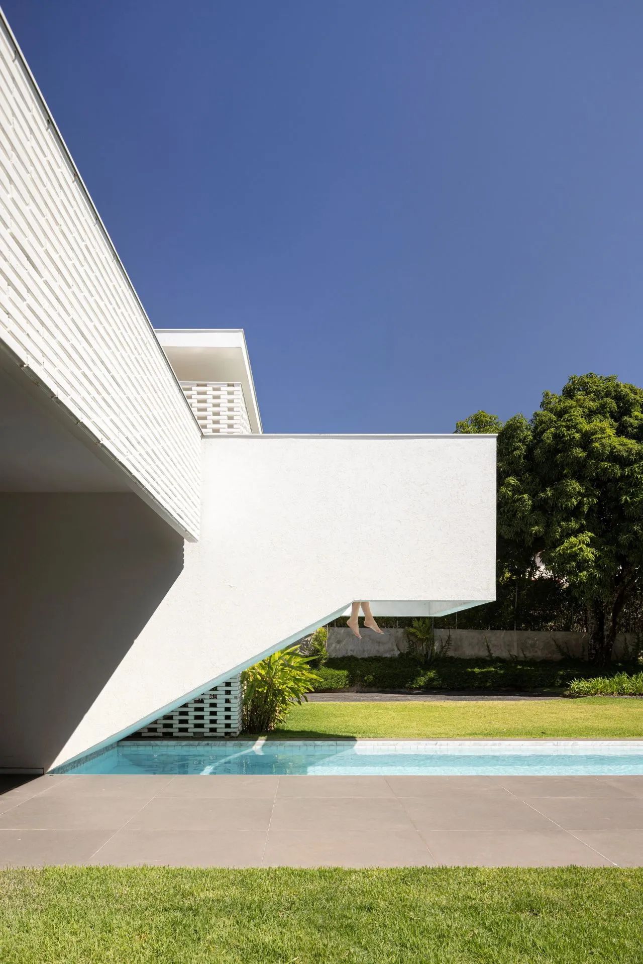 “牛奶蜂巢”屋|White Bricks 住宅丨巴西巴西利亚丨BLOCO Arquitetos-25