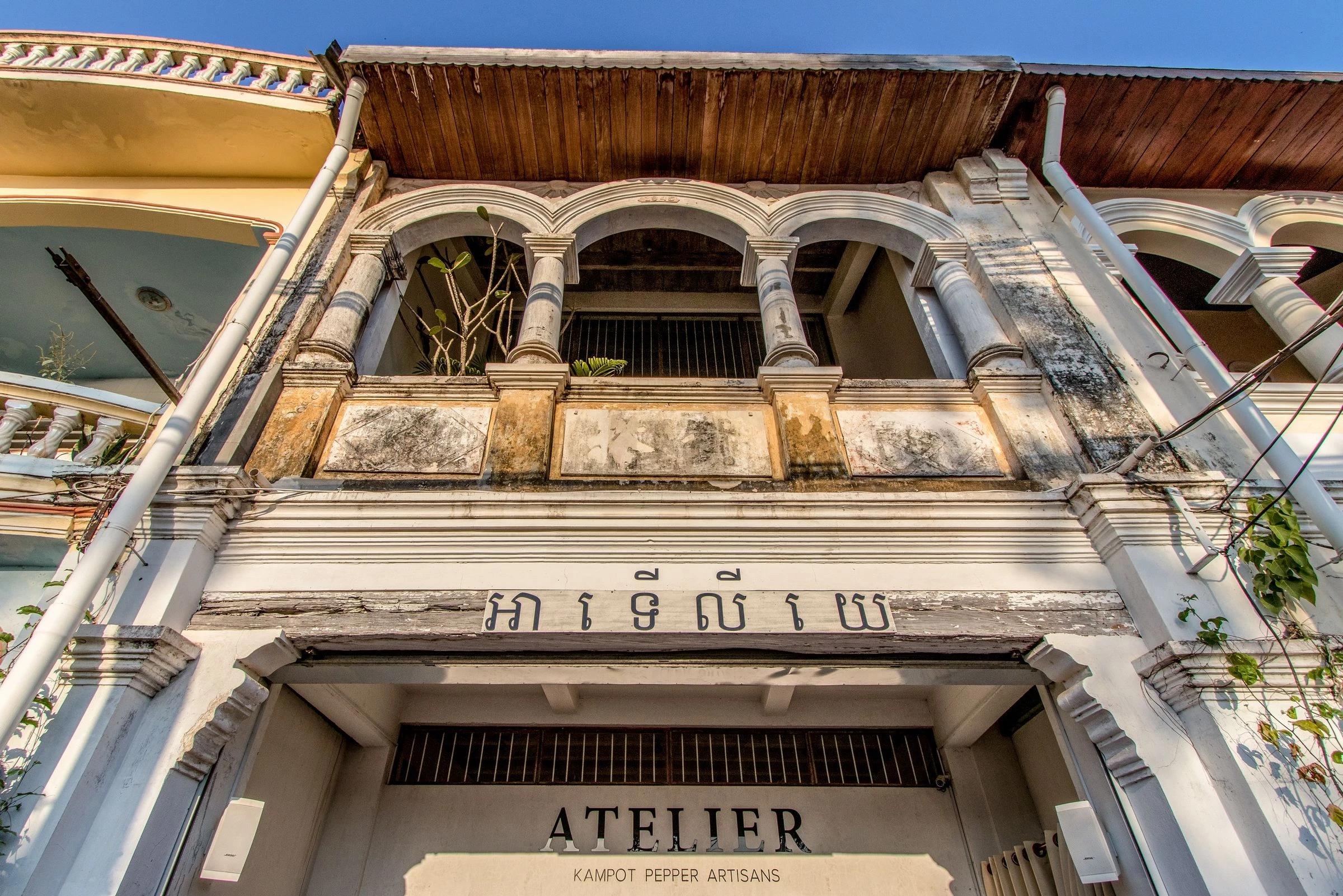 融合传统与当代的柬埔寨 Kampot 老店屋改造-12