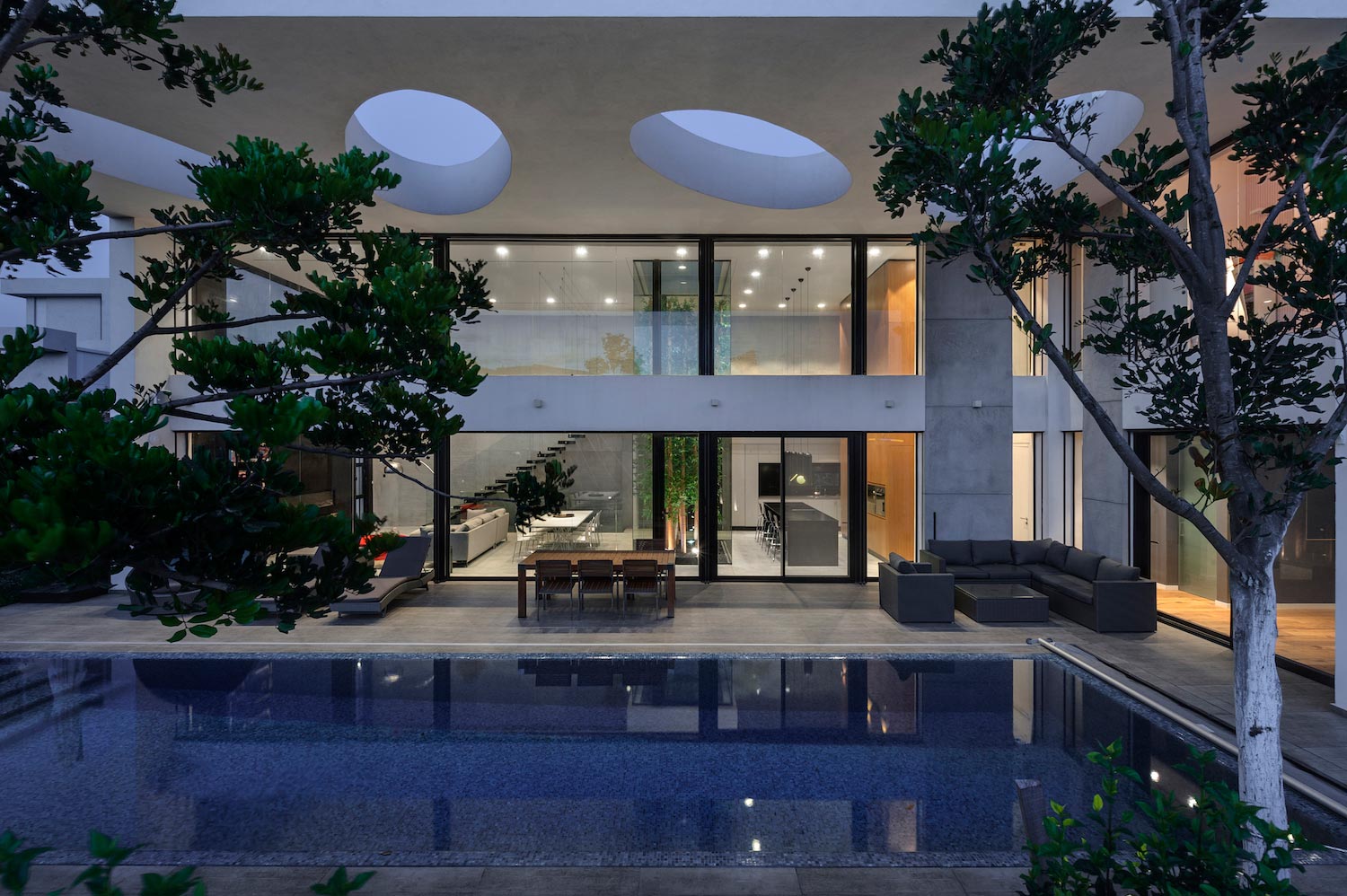 A mix of opposing colors that create contrast and drama among the volumes by Hila and Dan Israelevitz   CAANdesign  Architecture and home design blog-34