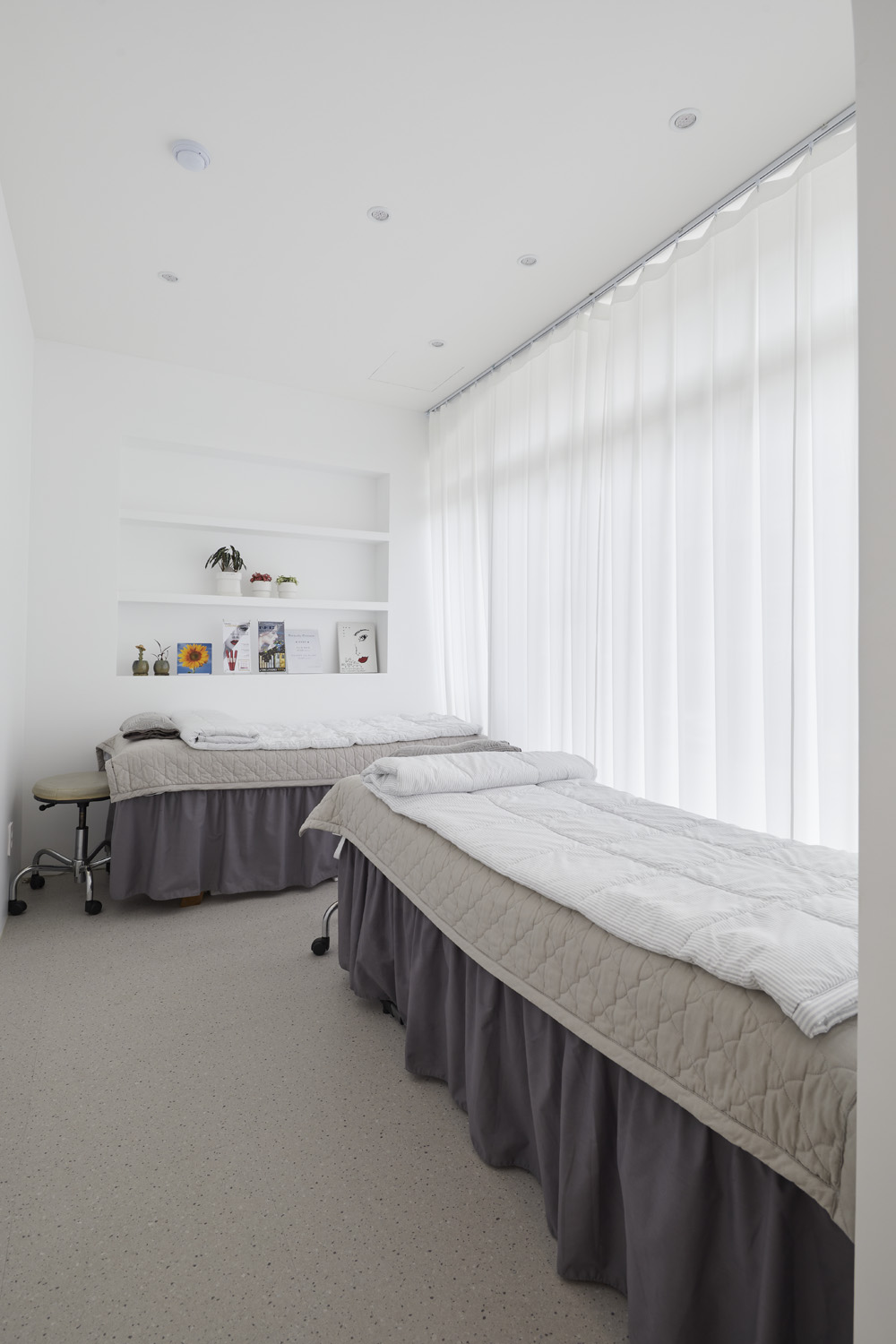 15 坪美妆店，现代白色调的精致空间-10