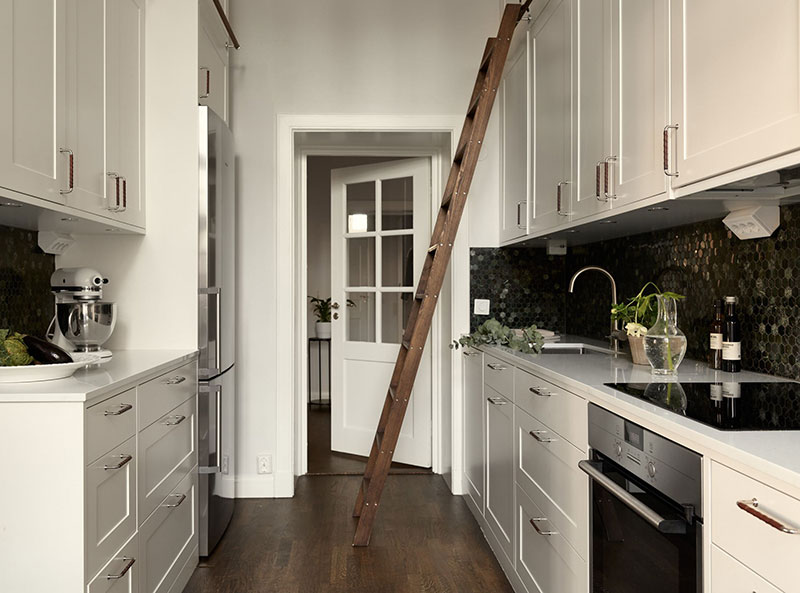 带有黑色家庭图书馆的斯堪的纳维亚式公寓(109 平方米)-12