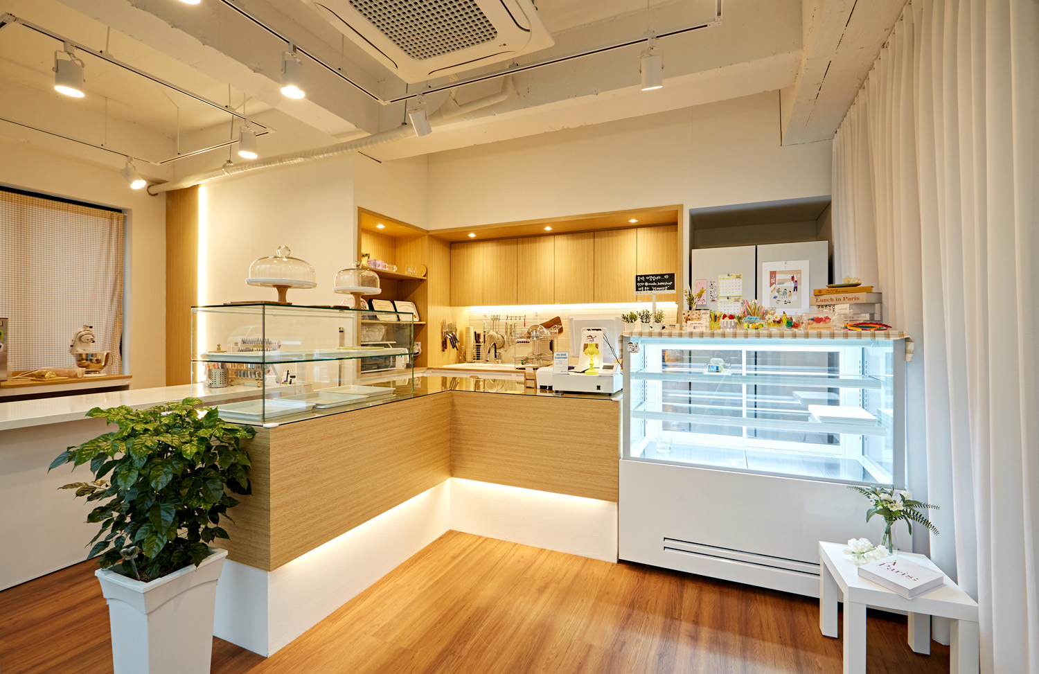 白色&原木风 7 坪咖啡店设计-3