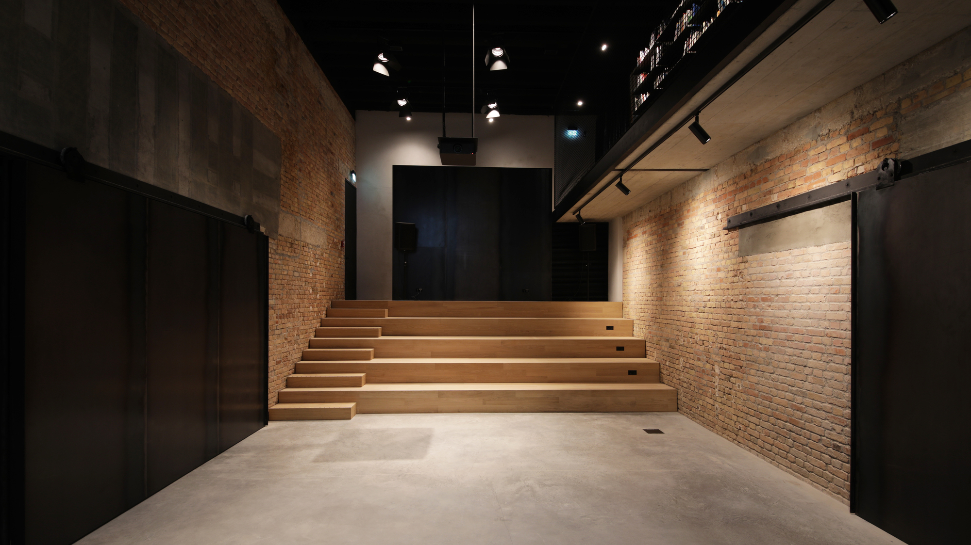 Urania Cinema Transformation / 3LHD-32