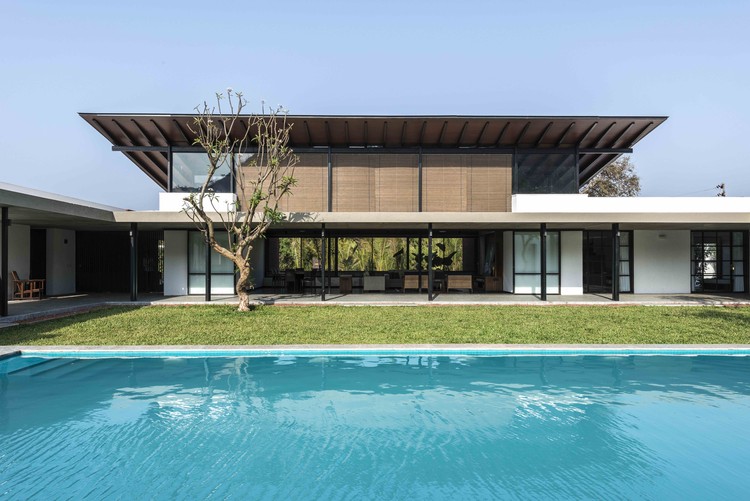 双胞胎别墅 | 红土墙与芒果树的庭院式家园-13