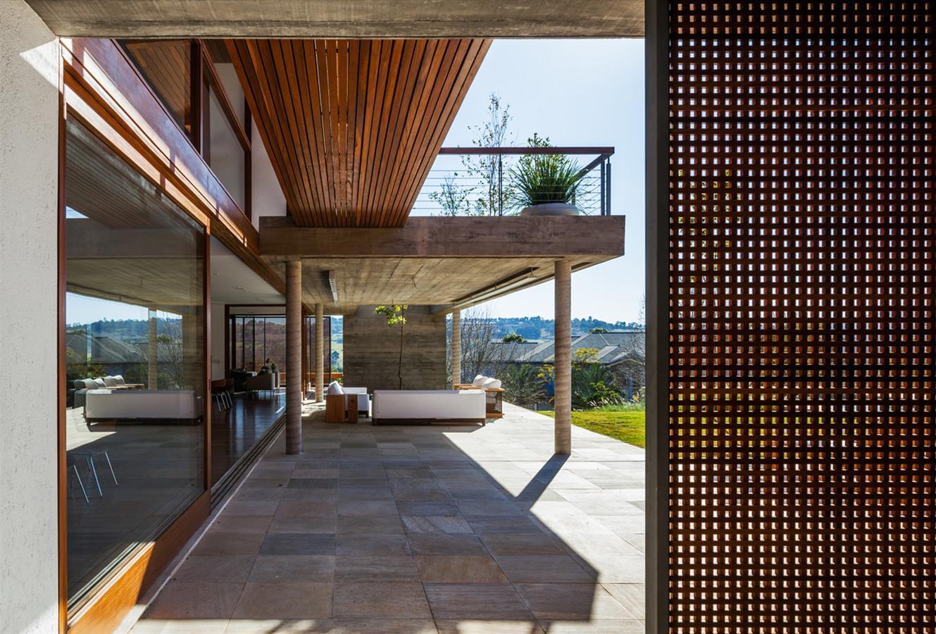 巴西 Bragança Paulista 斜坡住宅-13