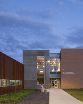 Bob & Leona DeArmond 学院和大学中心丨美国科达伦丨Integrus Architecture