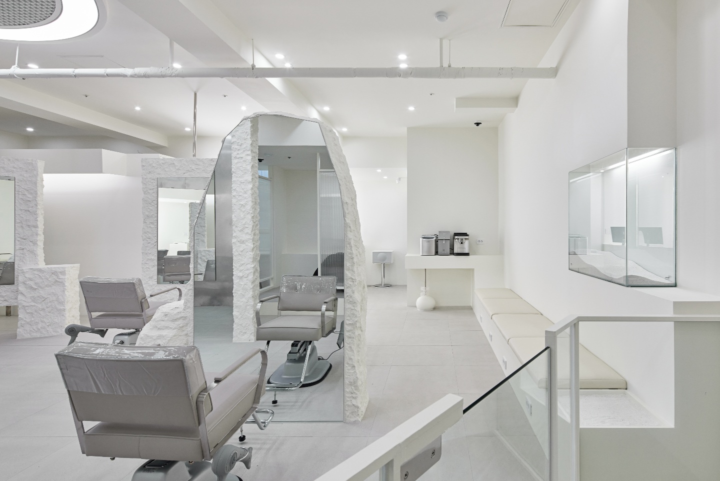 白色调高级美容沙龙，打造舒适私密空间-14