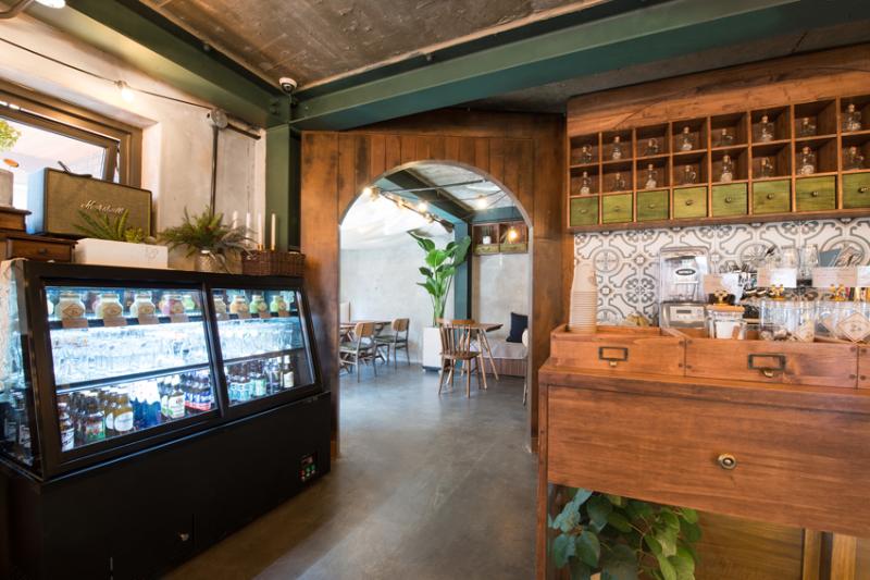 原木风打造自然甜品店，绿植点缀的温馨空间-5