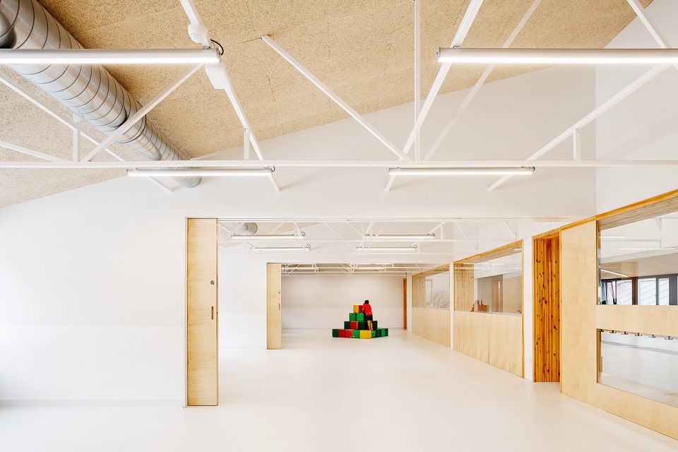 灵活多变的空间魔法,西班牙幼儿园蜕变重生-28