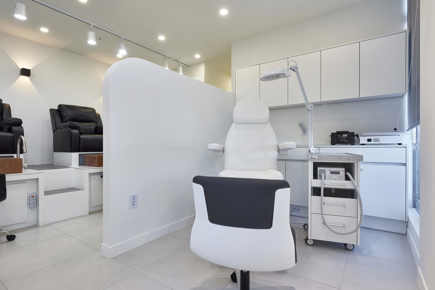 22 平米极简卧室，白色调的完美运用-10