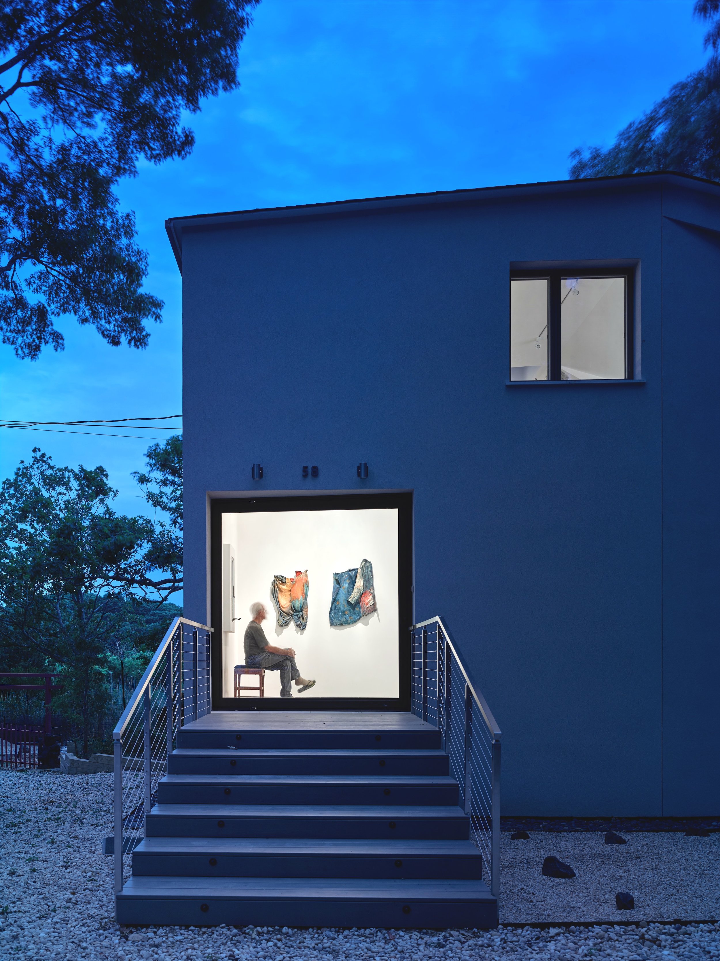 艺术家驻地；艺术家公寓（具体需结合语境选择最合适的，如果用于描述提供给艺术家居住创作的场所，艺术家驻地更合适；如果强调居住的公寓建筑性质，艺术家公寓更合适，一般情况下艺术家驻地更常用） 丨MB Architecture-11