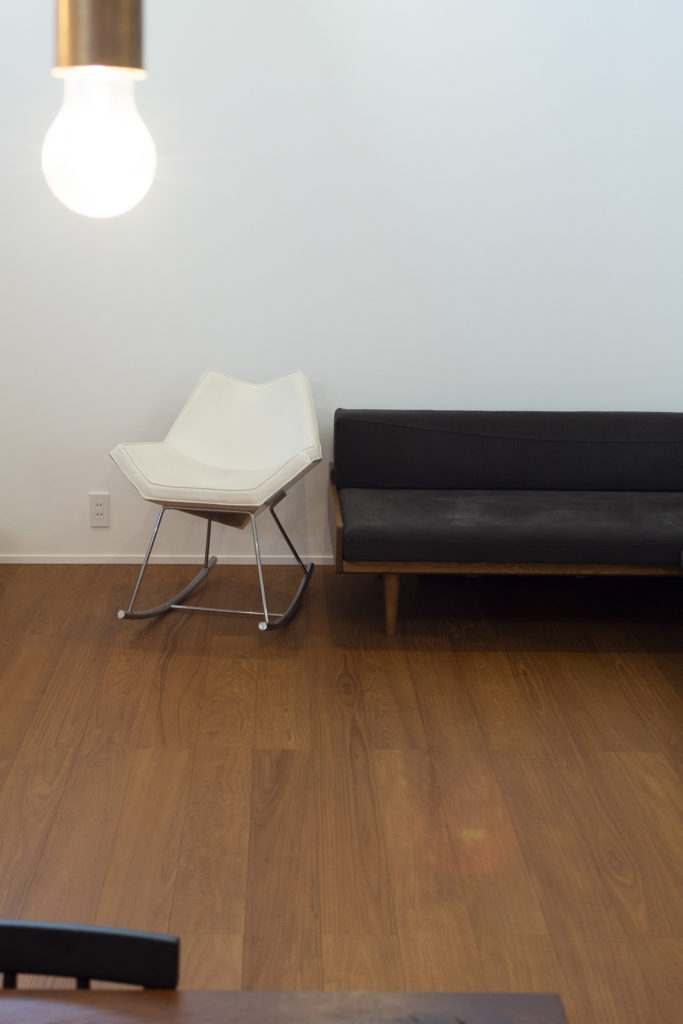 陽光が降り注ぐ　中央に設けた吹き抜けが家族の一体感を生み出す | Family | 100%LiFE-18