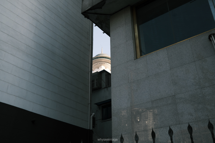 影子躺在地面上 · 不如回到街头丨中国上海丨whyseeimage-22