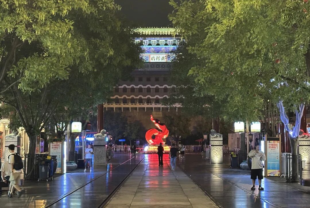 清华美院杜异教授团队完成抗战胜利80周年纪念活动长安街景观等设计任务，盛典氛围完美呈现-9