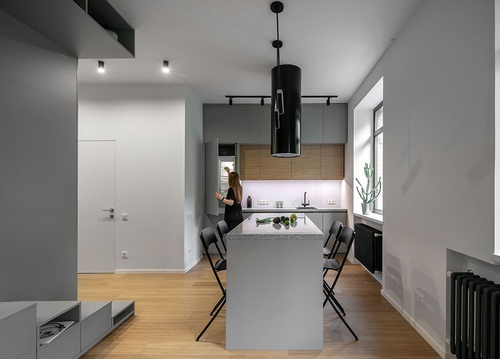 基辅市中心的一个小公寓，在开放空间内建造了一个立方体  U Concept-6