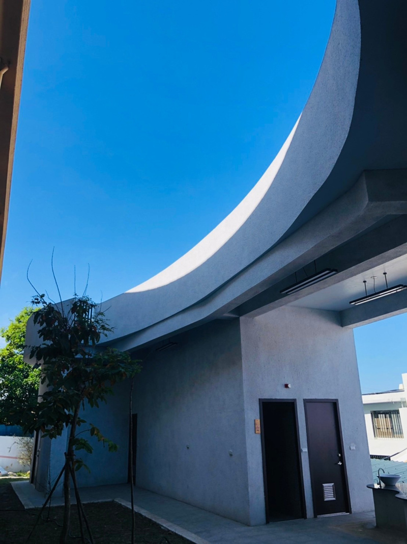 山峦校园中的有机弧线厕所设计-3